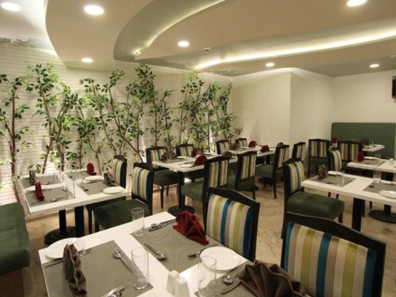 La Woods Hotel Chennai Bagian luar foto